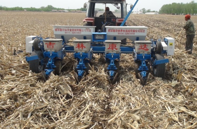 玉米&ldquo;一翻两免&rdquo;秸秆全量还田轮耕技术