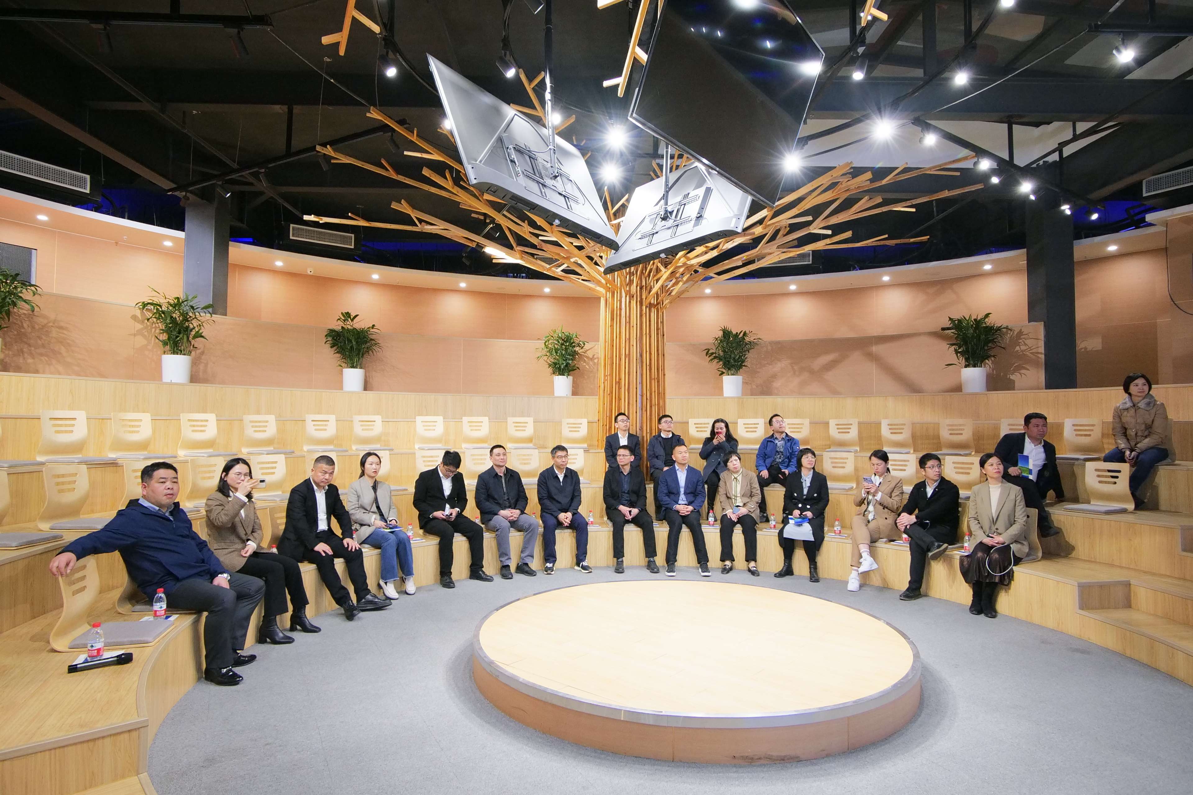  温州市委组织部一行莅临川农牛科创农庄