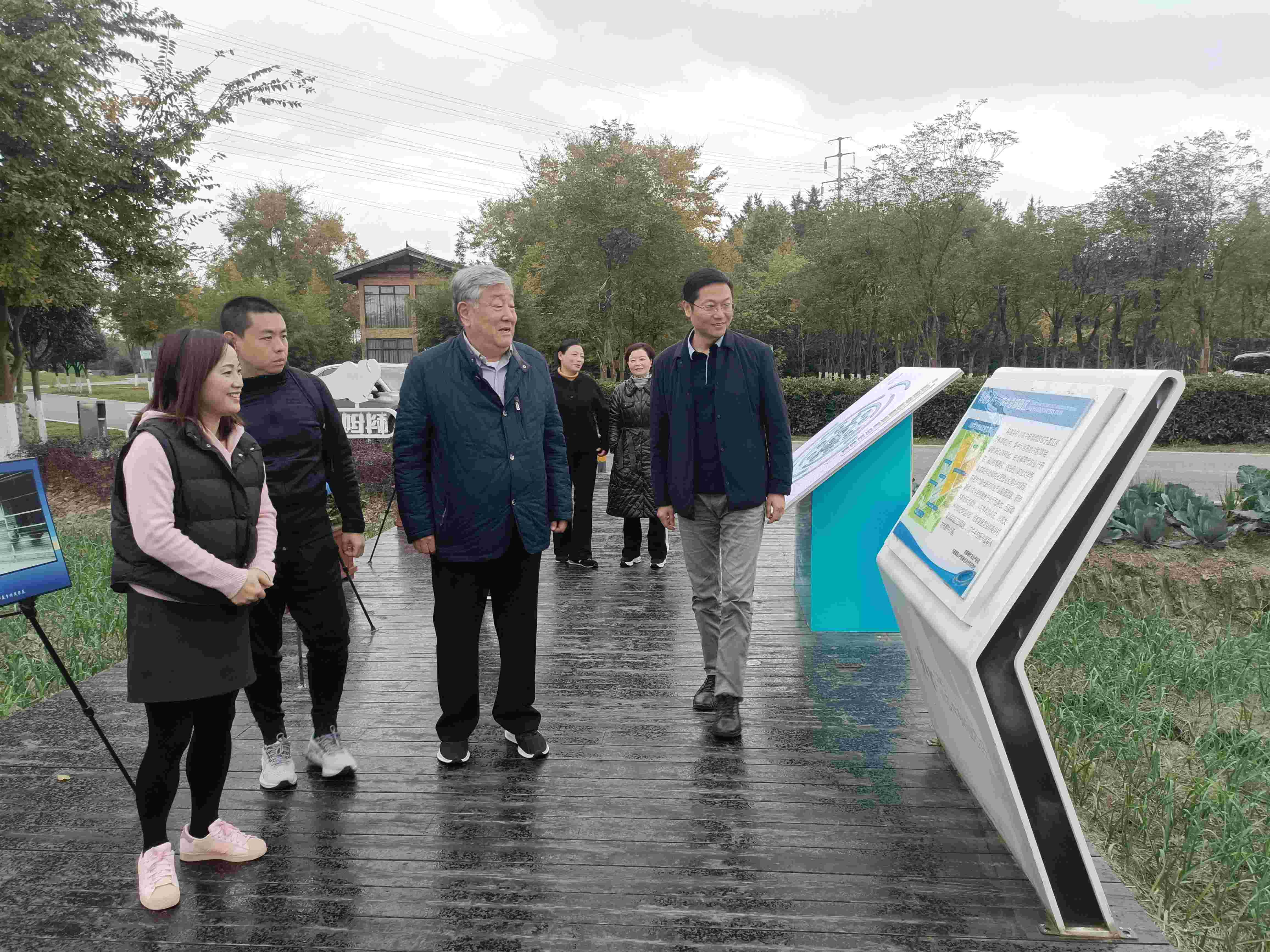  《在希望的田野上》作词人陈晓光43年后故地重游，这次来到了川农牛科创农庄......